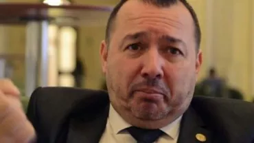 SURPRIZĂ URIAȘĂ pentru DEPUTATUL MITRALIERĂ: Ce i-au lipit protestatarii pe mașină (VIDEO)