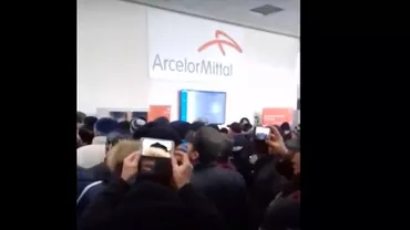 Proteste violente la combinatul ArcelorMittal: Angajații, nemulțumiți de negocierea contractului colectiv de muncă pe 2018 (VIDEO)