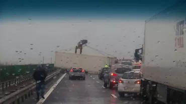 Accident GRAV pe Autostrada A2: Un container a căzut din TIR, DIN CAUZA VÂNTULUI (FOTO)
