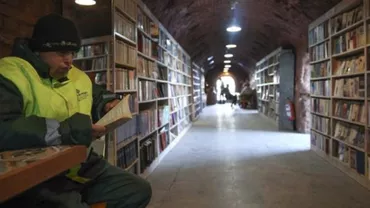 O inițiativă demnă de toată lauda! Gunoierii au deschis o BIBLIOTECĂ cu CĂRȚILE ARUNCATE de alții