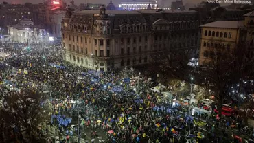 PROTEST MASIV ANTI-CORUPȚIE: Peste 100.000 de oameni au ieșit în STRADĂ în toată țara. Pe clădirea Ministerului Finanțelor a fost proiecție laser "PSD ciuma rosie" (VIDEO, FOTO)