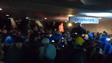 GRAVE INCIDENTE la protest. Polițiști în civil PERCHEZIȚIONEAZĂ manifestanții. Mulți protestatari au rămas BLOCAȚI în Pasajul Universității (VIDEO)
