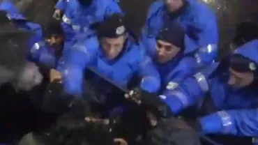 ANCHETĂ la Jandarmerie, după ce un JANDARM a împărțit PUMNI protestatarilor din București