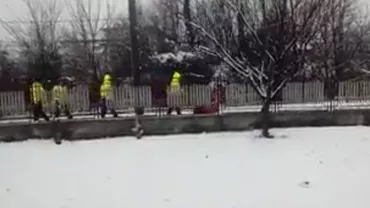 "CORTEGIU FUNERAR" la deszăpezire! Doreii PLĂTIȚI DIN BANII ROMÂNILOR: Ziua trece, leafa merge! (VIDEO)