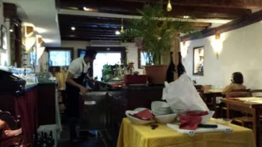 După ce au comandat trei fripturi, trei studenți din Japonia au chemat poliția când au văzut nota de plată