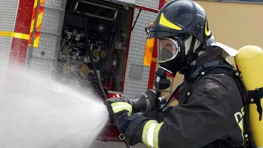 Incendiu într-un bloc de locuințe din Botoșani: 2 persoane, transportate la spital