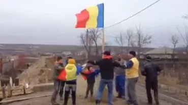 Imagini emoționante cu niște români prinși în ADEVĂRATA Horă a Unirii: Ne-am săturat de dezbinarea pe care politicienii actuali, o propagă printre români! (VIDEO)