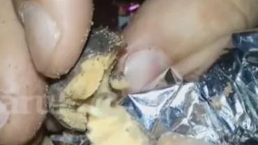 Descoperire ȘOCANTĂ făcută de clienții unui magazin din Buzău: Ce au găsit în BOMBOANELE DE POM (VIDEO)