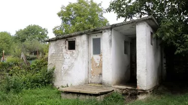 Statistica care ne arată cât de primitivă e ţara: Peste 2.400 de şcoli cu toaleta în fundul curţii (FOTO)