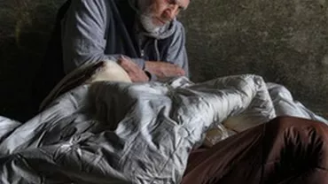 REVOLTĂTOR! Un om al străzii A MURIT după ce consiliul local I-A LUAT sacul de dormit
