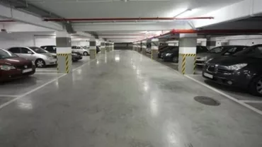 Un bebeluș a fost lăsat în  în parcarea unui mall