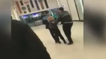Scene halucinante într-un mall din Capitală: O femeie care și-a bătut copilul într-un magazin, reținută. O vânzătoare și agenții care au intervenit ar fi fost și ei agresați (VIDEO)