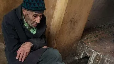 S-a apropiat de un bătrân care vindea ouă pe o stradă din Iași. O femeie coborî dintr-o mașină și îl întrebă cu cât le dă. După o negociere dură, aceasta a plecat mulțumită. Ce a urmat însă este EXTREM DE DUREROS (FOTO)