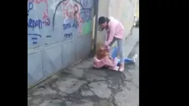 Imagini incredibile: Bătaie în plină stradă între elevele de la un liceu din Alexandria (VIDEO)