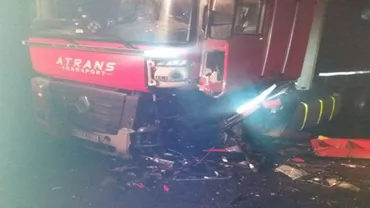 ACCIDENT TERIBIL! Persoane ÎNCARCERATE, în urma coliziunii dintre un autoturism şi un tir (FOTO)