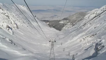 Alertă în Munţii Făgăraş: Zeci de turişti blocaţi la peste 2.000 de metri din cauza vântului puternic care nu permite utilizarea telecabinei