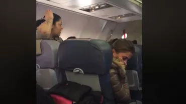 Scandal în AVION: O femeie jignește stewardesa ca la ușa cortului (VIDEO)