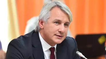 Teodorovici, luat cu ASALT de protestatari. “Facem Declaraţia 600 să ZBOARE”. Protest cu avioane de hârtie (FOTO)