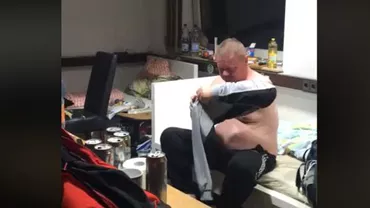 CHINUL de a te îmbrăca. Un bărbat a stârnit HOHOTE DE RÂS în încercarea disperată de a-și pune pe el o bluză (VIDEO)