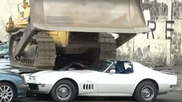 IMAGINI ȘOCANTE! Autoturisme DE LUX, distruse cu BULDOZERE (VIDEO)