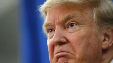 Noi speculații pe tema cheliei lui Donald Trump: O rafală de vânt i-a creat probleme președintelui american (VIDEO)