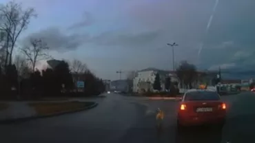 IMAGINI INUMANE! Un câine, LEGAT de un TAXI care merge pe străzile din Cluj-Napoca (FOTO, VIDEO)