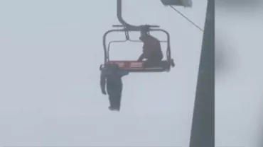 Coșmar pe pârtie: O femeie a rămas agățată de telescaun (VIDEO ȘOCANT)