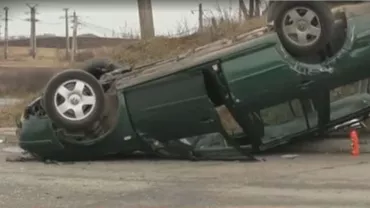 VAL DE ACCIDENTE pe şoselele din România: Mașini distruse, șoferi grav răniți (VIDEO)