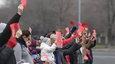 Victimele ”Revoluției fiscale”, protest în Piața Victoriei: Mămicile au arătat CARTONAȘUL ROȘU Guvernului (FOTO, VIDEO)