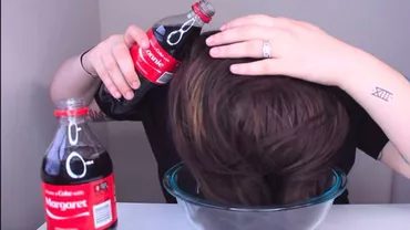 O tânără s-a spălat pe cap cu Coca Cola și apoi a mers la oglindă! INCREDIBIL Ce s-a întâmplat cu părul ei (FOTO)