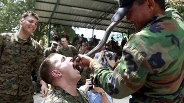 Imagini TERIFIANTE! Militari americani beau SÂNGE DE COBRĂ la finalul unei misiuni militare! Motivul te VA ȘOCA (VIDEO)