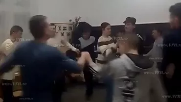 Când elevii nu-s în clasă, adulţii DANSEAZĂ pe masă! MARE CHEF în mijlocul şcolii (VIDEO)