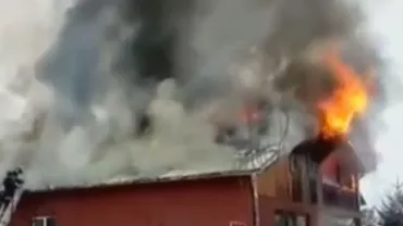 Alertă în judeţul Argeş: Acoperişul unei primării a luat foc (VIDEO)