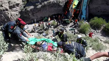 Peru: Cel puţin 35 de MORŢI după ce un autocar a căzut într-o PRĂPASTIE