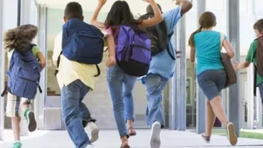 Numărul ELEVILOR care pleacă la studii în străinătate creşte ALARMANT în fiecare an