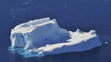 Un BLOC DE GHEAȚĂ URIAȘ s-a desprins de calota Arcticii! PRIMELE IMAGINI (VIDEO)