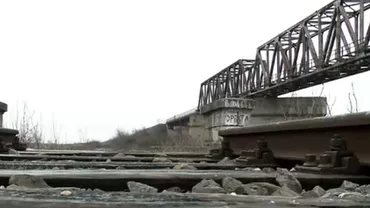 Podul pe care NU l-au putut repara 15 miniştri. Trenurile fac un ocol pe la VIDELE pentru a ajunge de la Giurgiu la București