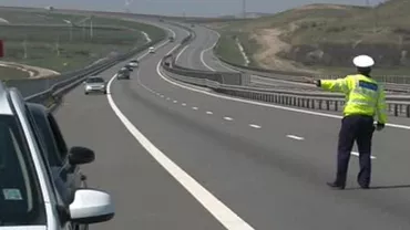 IMAGINI VIRALE! A OPRIT doi poliţişti pentru a-i schmba PNEUL! Ce au făcut aceștie te va ȘOCA...(FOTO)