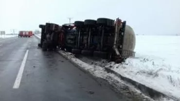 Pericol de explozie în Neamţ: O cisternă cu substanţe extrem de inflamabile s-a răsturnat pe drumul european ce leagă Roman de Iaşi (FOTO)