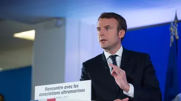 Emmanuel Macron a adoptat o... GĂINĂ, care să-i facă ouă proaspete la Elysée (FOTO, VIDEO)