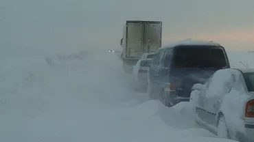 Un microbuz şi trei autoturisme au rămas BLOCATE pe DJ 144