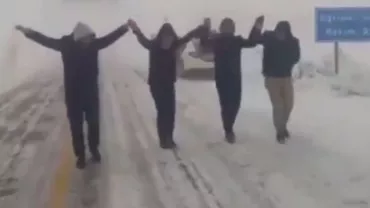 VIRALUL ZILEI: "DANSUL ÎNZĂPEZIȚILOR", noua modă pentru românii BLOCAȚI din cauza TROIENELOR (VIDEO)