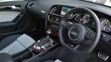 Ce se întâmplă cu maşina ta dacă bagi cheia în acest orificiu? Nu mulţi dintre conducătorii auto ştiu! (FOTO)