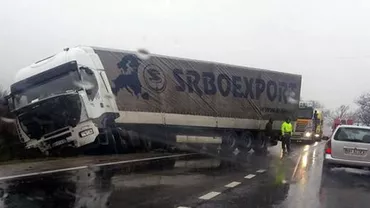 Circulaţie BLOCATĂ pe DJ 712. Un TIR s-a RĂSTURNAT