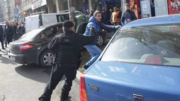 Jandarmeria, explicații după intervenția în forță de la protestul din fața Sălii Palatului: Trei persoane au fost conduse la secție 