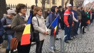 Protest tăcut în faţa sediului PSD Sibiu: Vă vedem. Şi nu vă văd bine... (VIDEO)