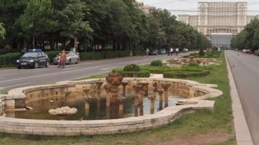 București: Un bărbat a plonjat cu mașina într-o fântână din centrul orașului (FOTO)