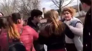 Târgu Mureş: Mai multe eleve și-au împărțit pumni și palme în fața unui liceu (VIDEO)