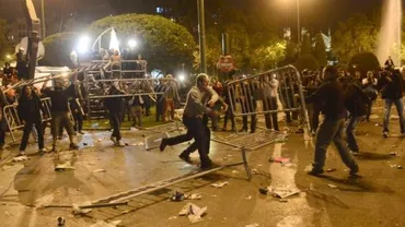 Lupte de stradă în SPANIA:  Zece polițiști au fost răniți! S-AU FOLOSIT ARMELE