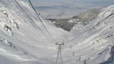 Doi turişti au rămas blocaţi în masivul Bucegi din cauza viscolului